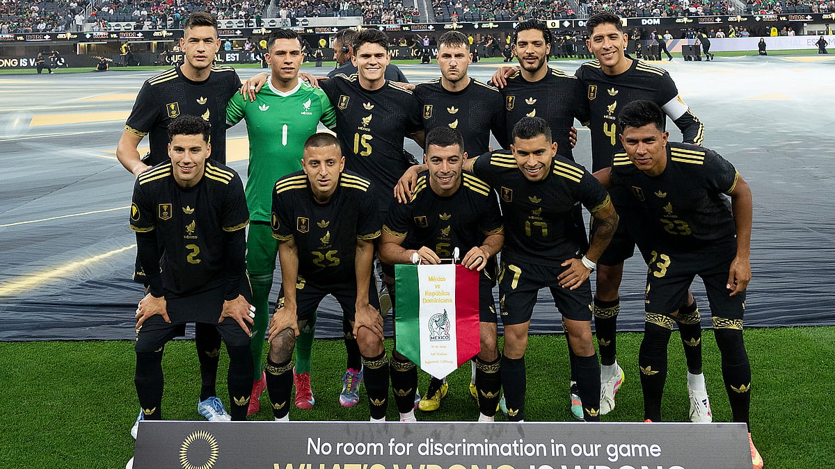 Mexico football team posing ahead of kick-off - X/miseleccionmxEN