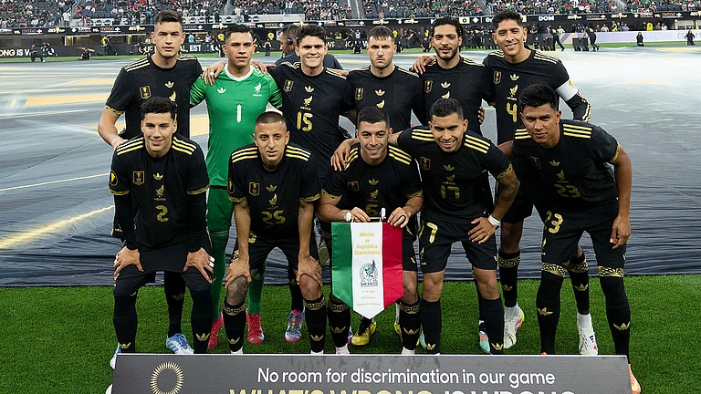 Mexico football team posing ahead of kick-off - X/miseleccionmxEN