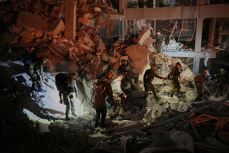 Israel Iran Mideast Wars; Israeli security forces inspect a destroyed building