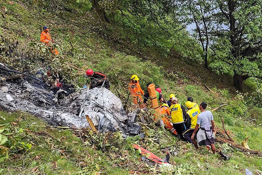 Chopper crashes near Kedarnath shrine; NDRF and SDRF personnel 