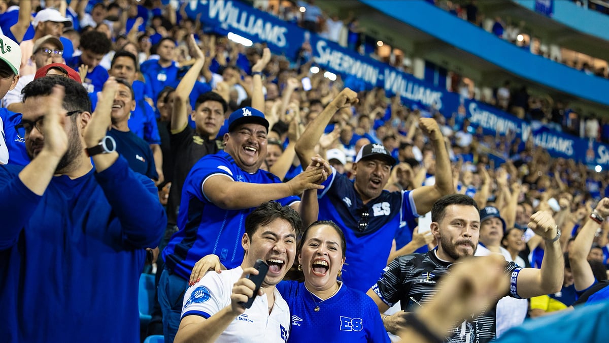 Photo: X | Noticiero El Salvador : El Salvador fans cheering for their team.