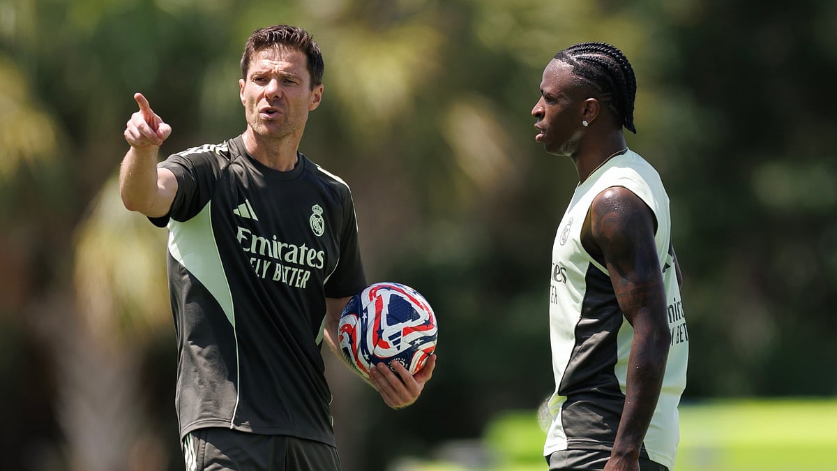 Real Madrid head coach Xabi Alonso with forward Vinicius Junior - null