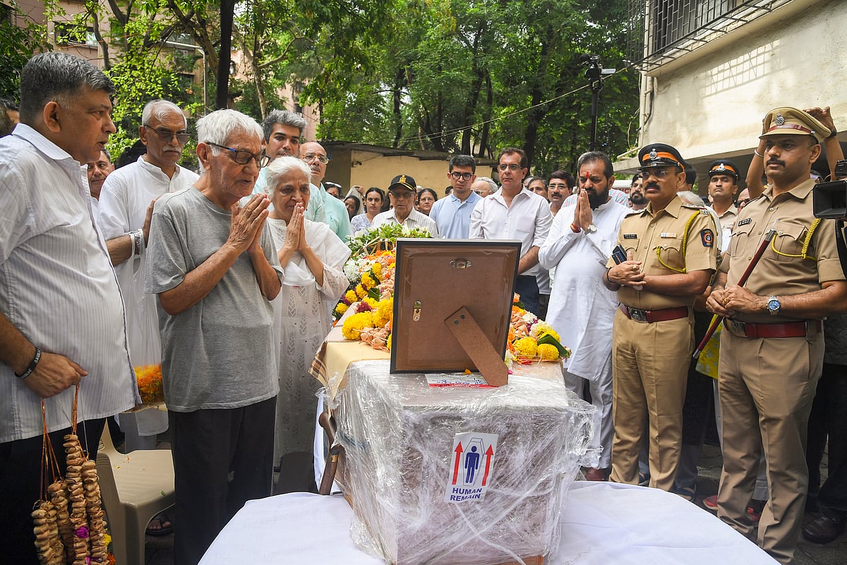 PTI : Mumbai: Pushkaraj Sabharwal, father of Captain Sumeet Sabharwal who was the pilot of the Air India plane which crashed in Ahmedabad last week, with others pays tribute after his son's mortal remains were brought to Mumbai for his last rites, Tuesday, June 17, 2025. 