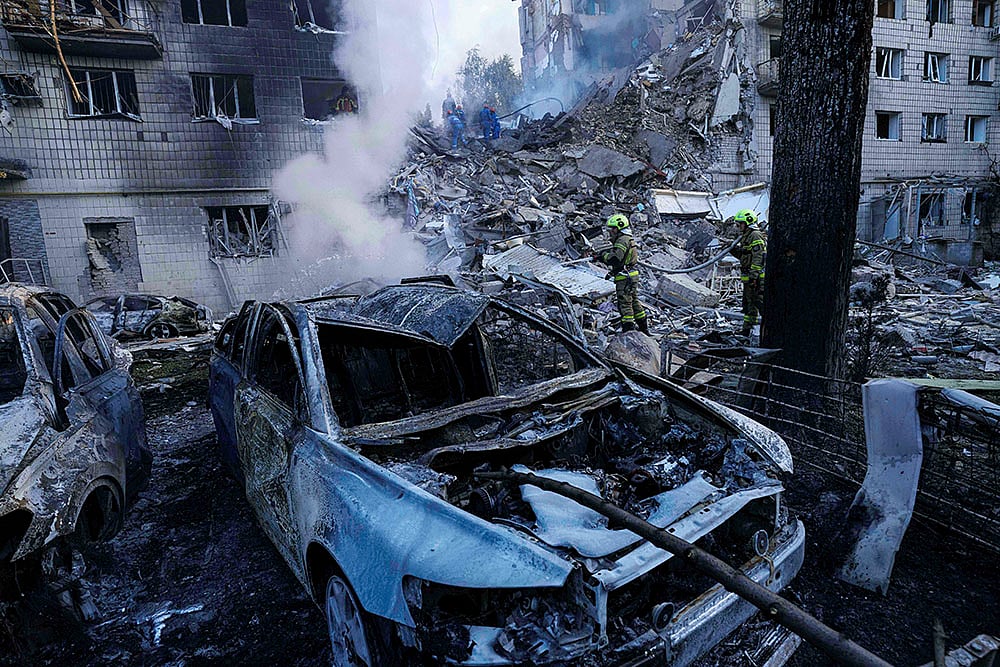 | Photo: AP/Evgeniy Maloletka : Russia's deadliest attack on Kyiv