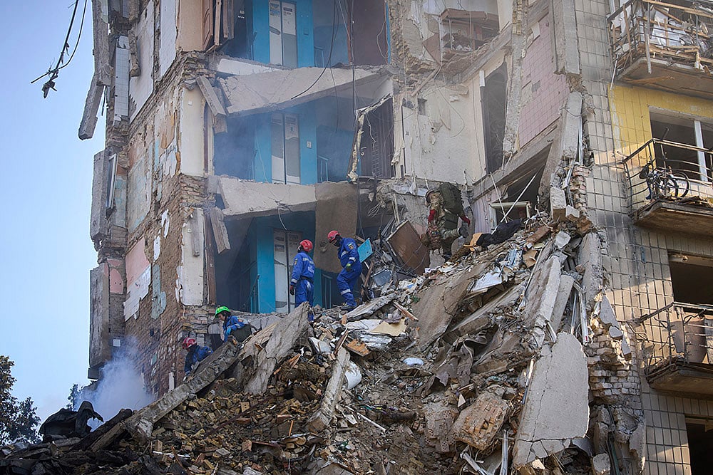 Russia-Ukraine War; a missile hit a residential building 