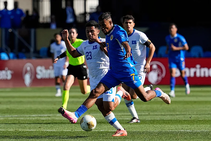 Concacaf Gold Cup 2025 match Curacao vs El Salvador_ Juninho Bacuna