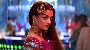 Youtube : Kajra Re Still