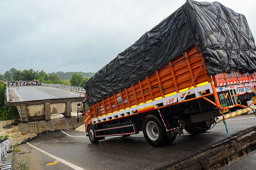 Bridge collapsed due to heavy rain in Jharkhand