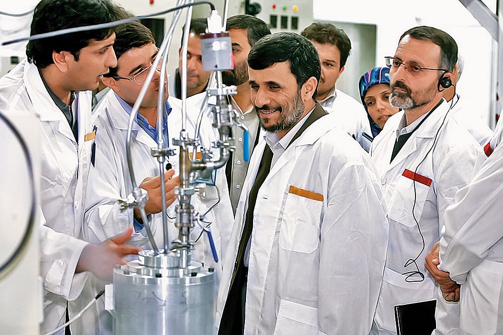 Former Iranian President Mahmoud Ahmadinejad (C)