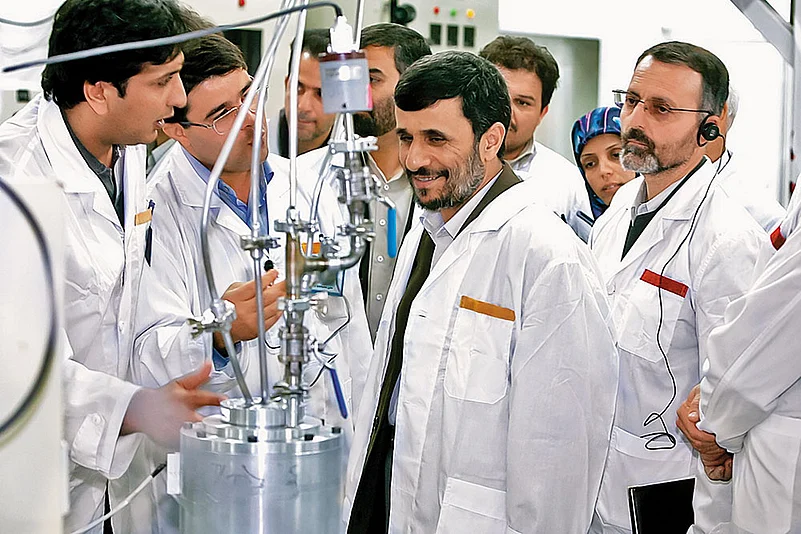 Former Iranian President Mahmoud Ahmadinejad (C)
