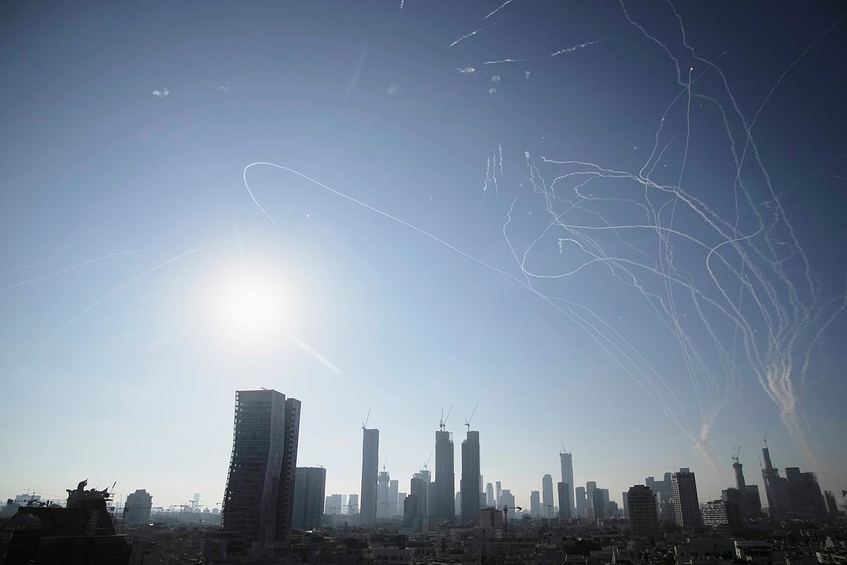AP Photo/Leo Correa : Israeli air defense system fires to intercept missiles during an Iranian attack over Tel Aviv