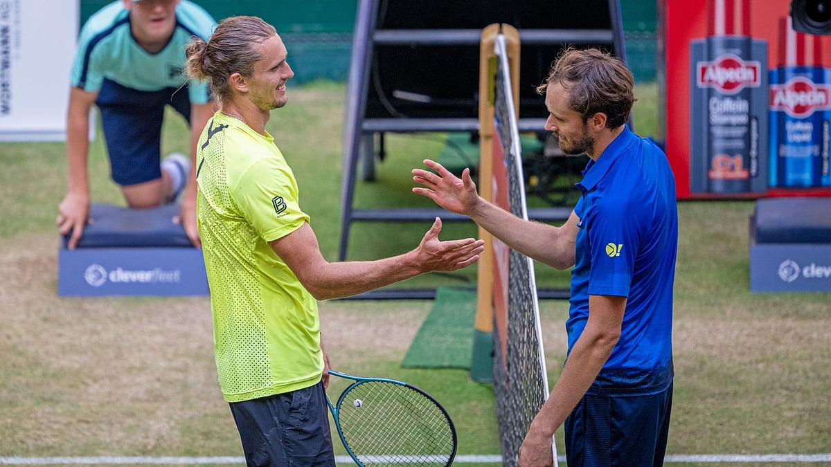 File : Daniil Medvedev congratulates Alexander Zverev after their Halle Open 2025 semi-final match.