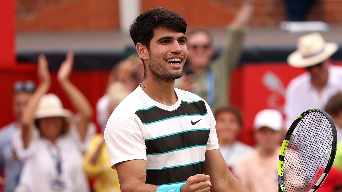 Carlos Alcaraz celebrates his triumph at Queen's