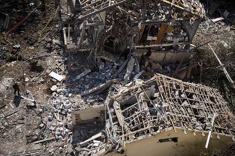 Israel Iran Mideast Wars; Iran missile strikes in Tel Aviv_4