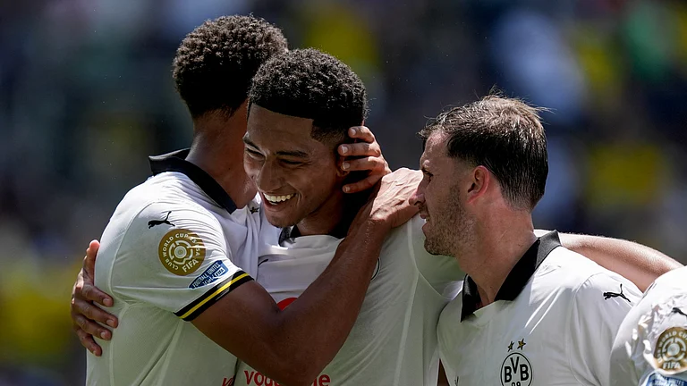 Jobe Bellingham celebrates his first Dortmund goal - null