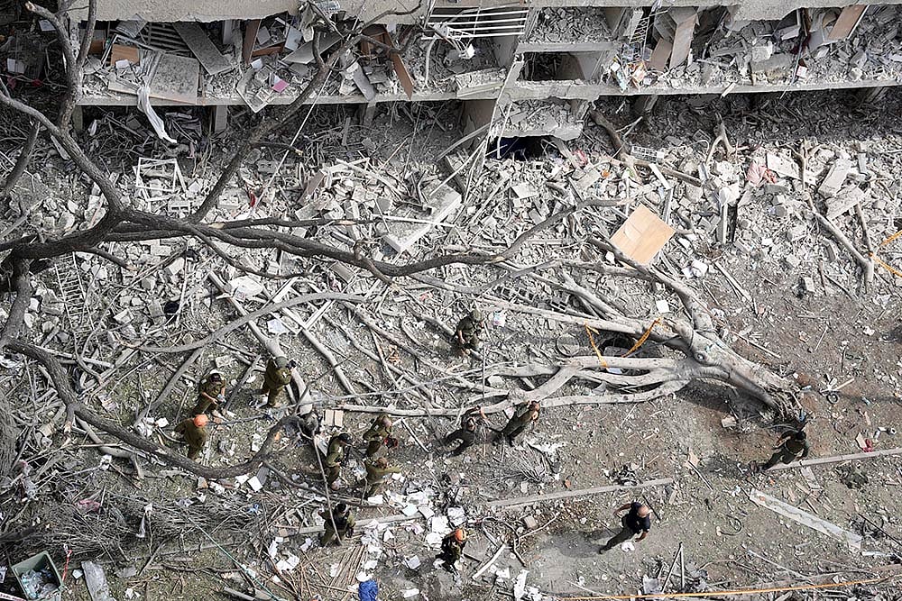 Israel Iran Mideast Wars; Iran missile strikes in Tel Aviv_2