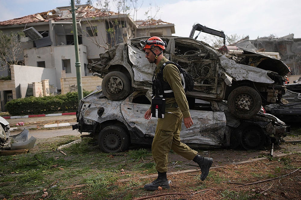 Israel Iran Mideast Wars; Iran missile strikes in Tel Aviv_10