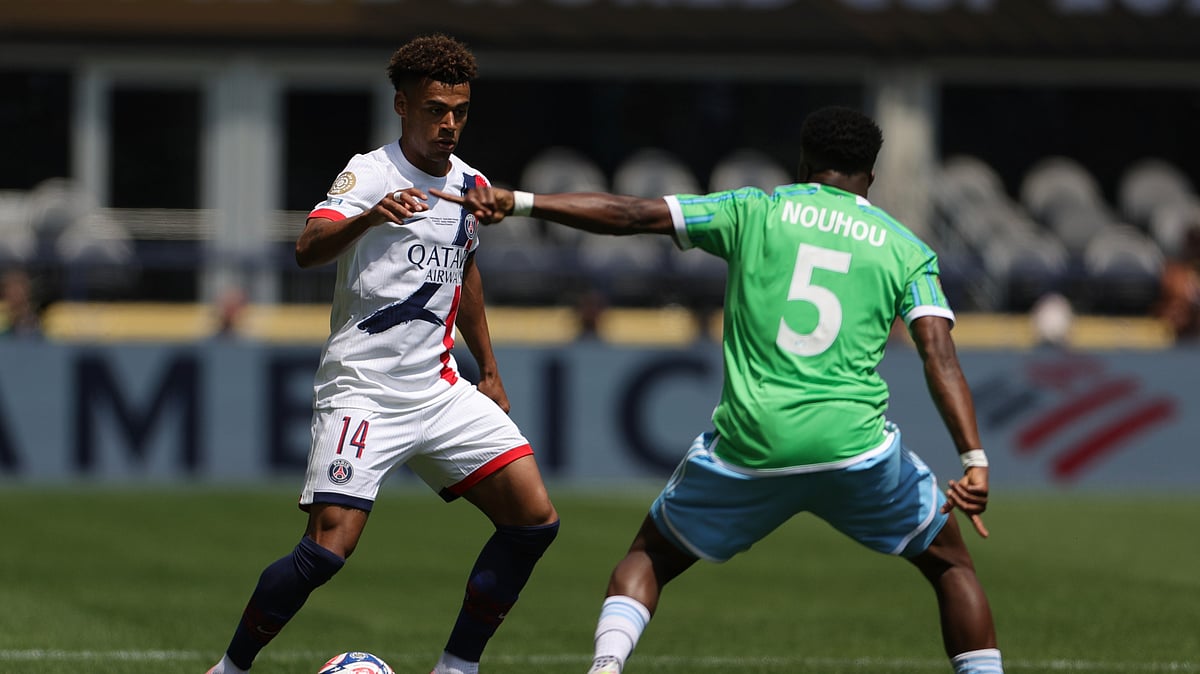 AP Photo/Ryan Sun : Paris Saint-Germain's Desire Doue, background, controls the ball as Seattle Sounders' Nouhou Tolo defends during the Club World Cup Group B football match between Seattle Sounders and PSG in Seattle.