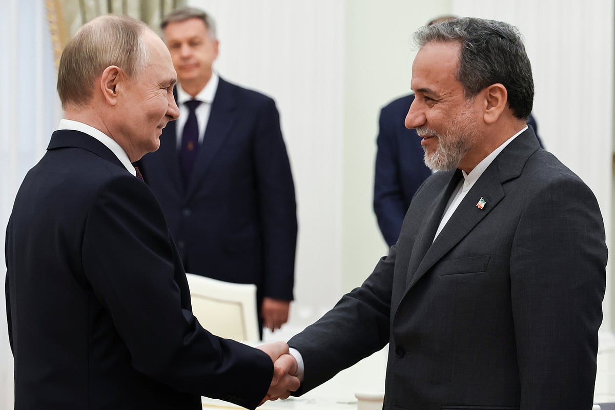 AP : Russian President Vladimir Putin (L) with Iran’s Foreign Minister Abbas Araghchi 