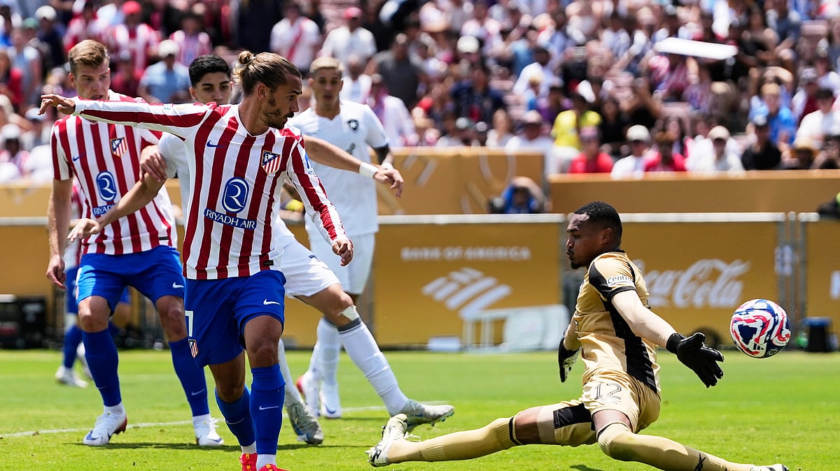  (AP Photo/Gregory Bull) : Atletico Madrid's Antoine Griezmann, left, kicks a ball past Botafogo's John during the Club World Cup Group B soccer match between Atletico Madrid and Botafogo in Pasadena, Calif., Monday, June 23, 2025.