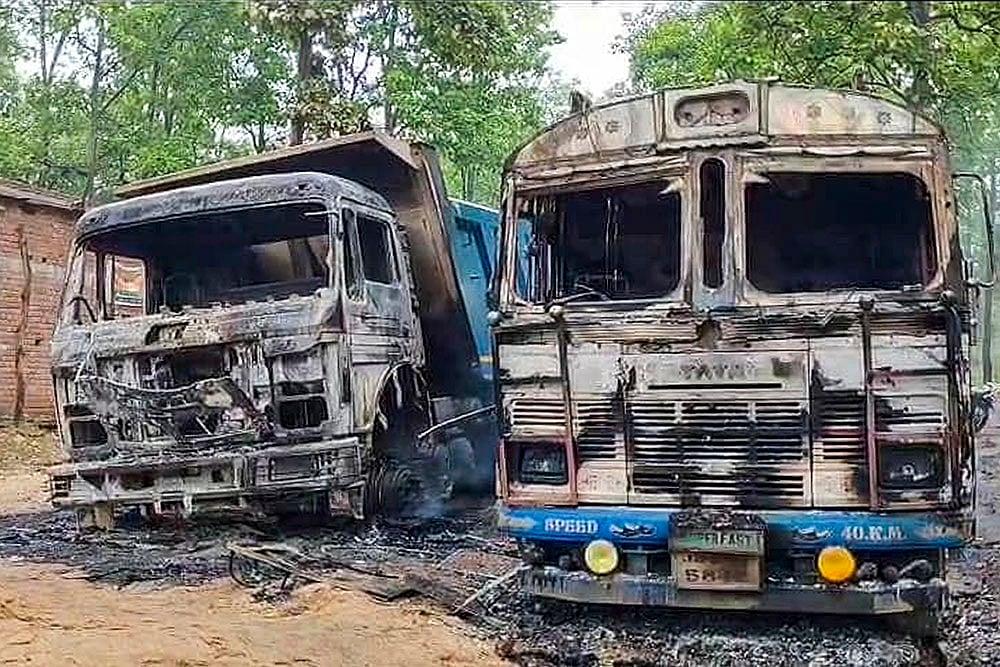 Maoists set ablaze vehicles in Hazaribagh