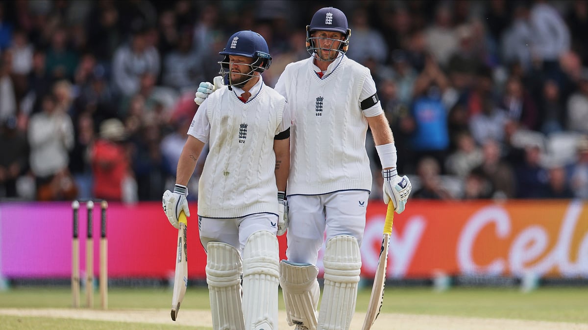  (AP Photo/Scott Heppell) : England's Ben Duckett, left, receives a pat from batting partner Joe Root as he walks off the field after losing his wicket on day five of the first cricket test match between England and India at Headingley in Leeds, England, Tuesday, June 24, 2025.

