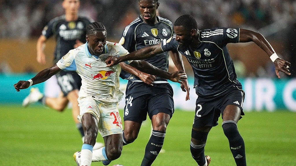AP/Matt Rourke : Red Bull Salzburg's Edmund Baidoo and Real Madrid's Dani Carvajal battle during the Club World Cup Group H soccer match.