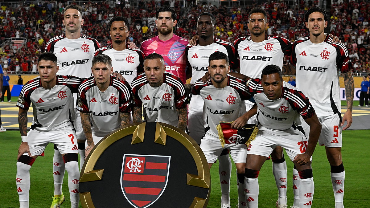  (AP Photo/Phelan Ebenhack) : Flamengo's starting players pose for a team photo at the beginning of a Club World Cup Group D soccer match between Los Angeles FC and Flamengo in Orlando, Fla., Tuesday, June 24, 2025.
