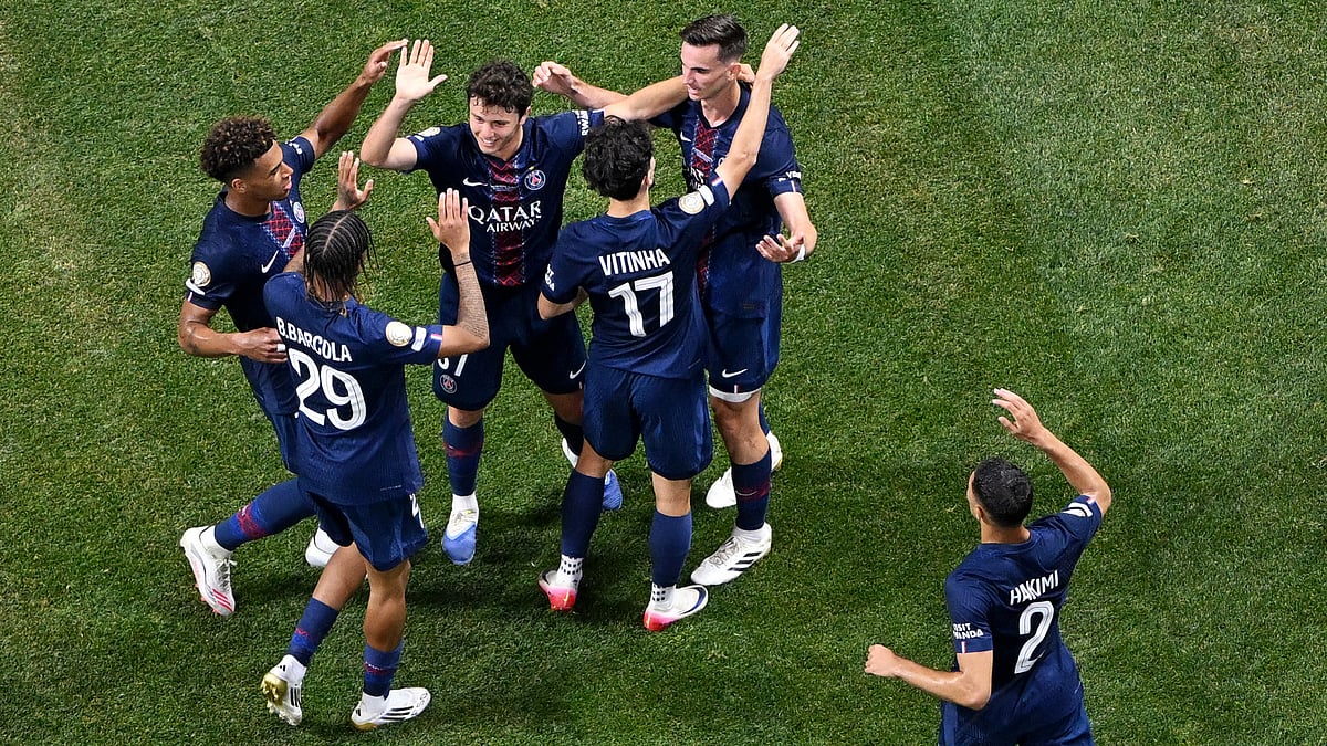 Paris Saint-Germain's players celebrate Joao Neves' first goal - null
