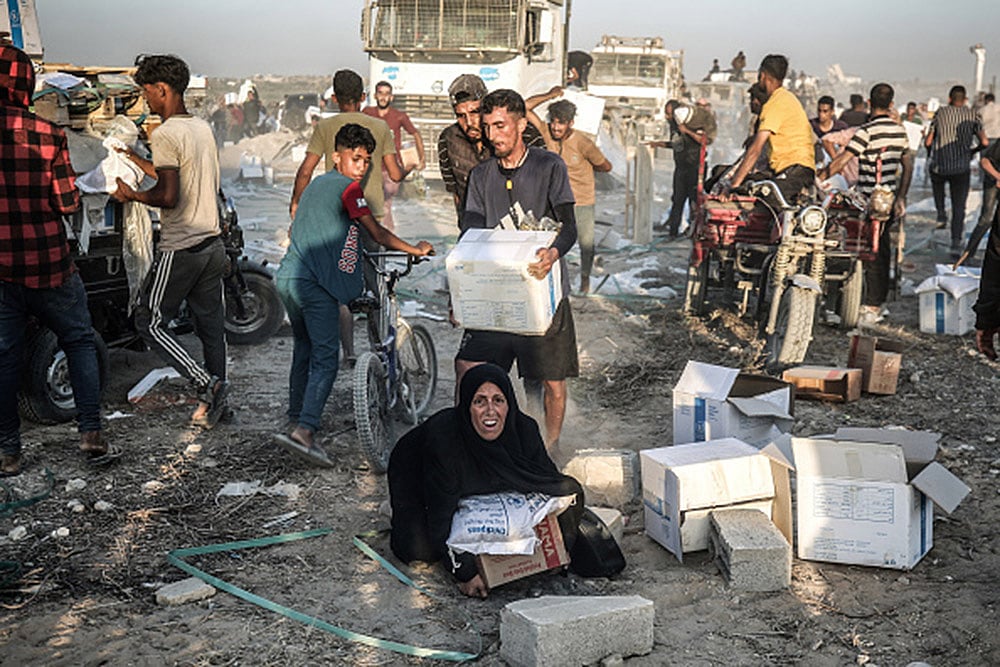 Gaza Aid seekers killed by IDF_Palestinians receive aid supplies