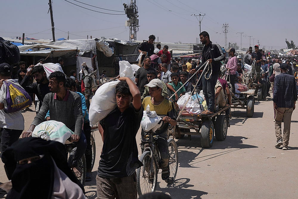 Gaza Aid seekers killed by IDF_Palestinians carry food bags 