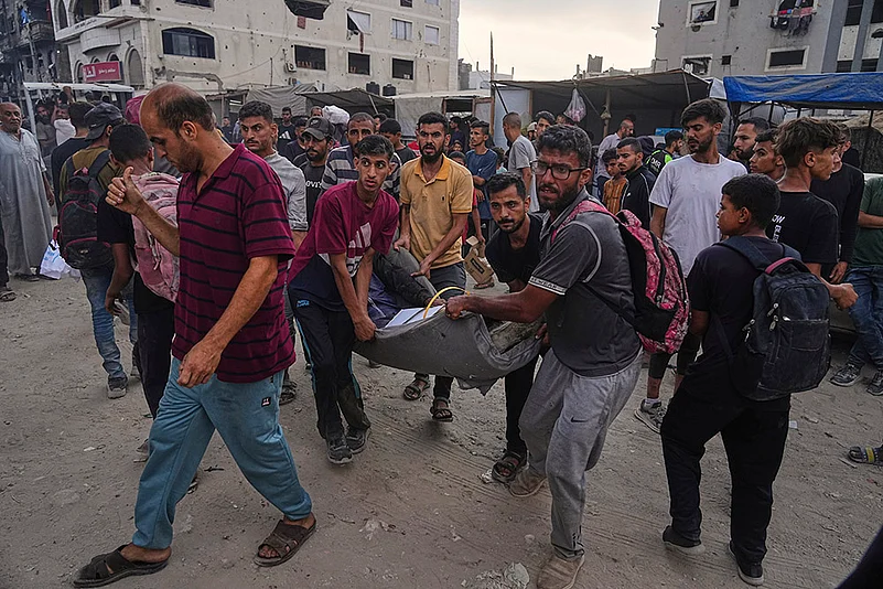 Gaza Aid seekers killed by IDF_Palestinians carry an injured man