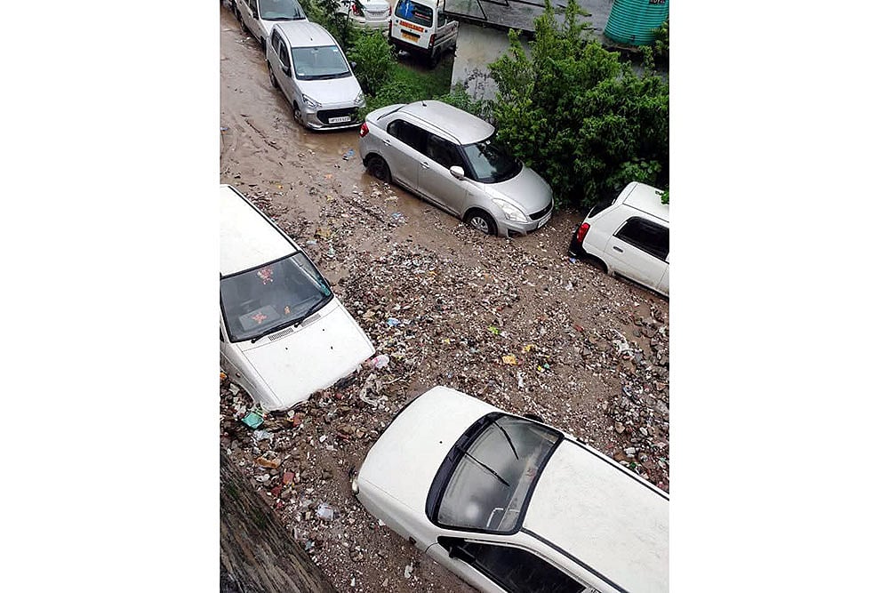 Himachal Weather Flash floods and Landslide after cloudburst in Mandi_Vehicles lie stuck in silt 