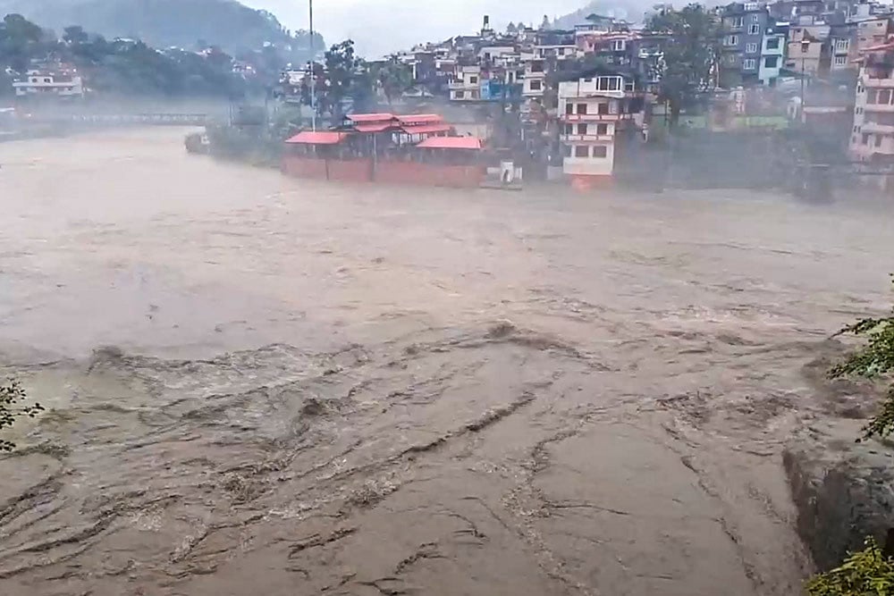 Himachal Weather Flash floods and Landslide after cloudburst in Mandi_Beas and Suketi rivers