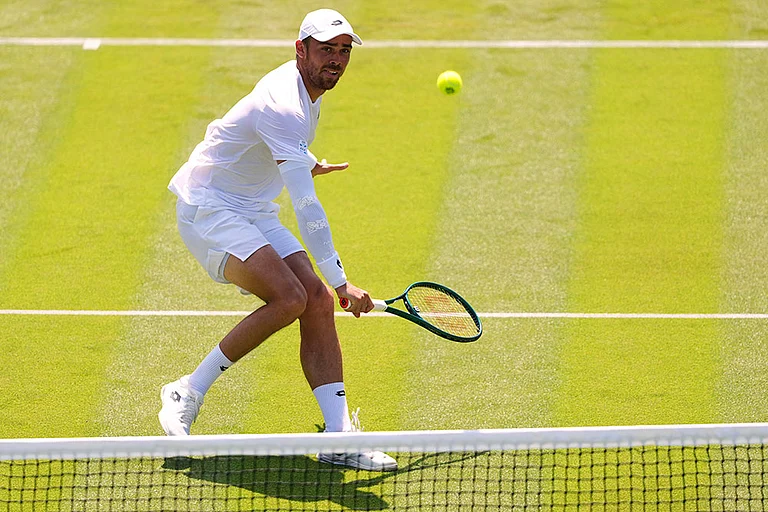 Wimbledon Tennis: Benjamin Bonzi vs Daniil Medvedev - | Photo: AP/Kirsty Wigglesworth