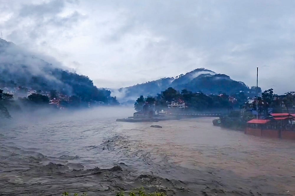 Himachal Weather Flash floods and Landslide after cloudburst in Mandi_ Beas and Suketi rivers 
