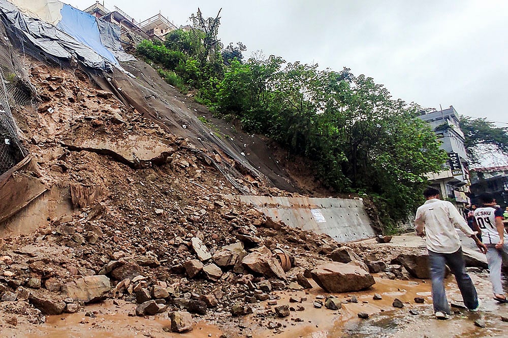 Himachal Weather Flash floods and Landslide after cloudburst in Mandi_landslide due to rainfall