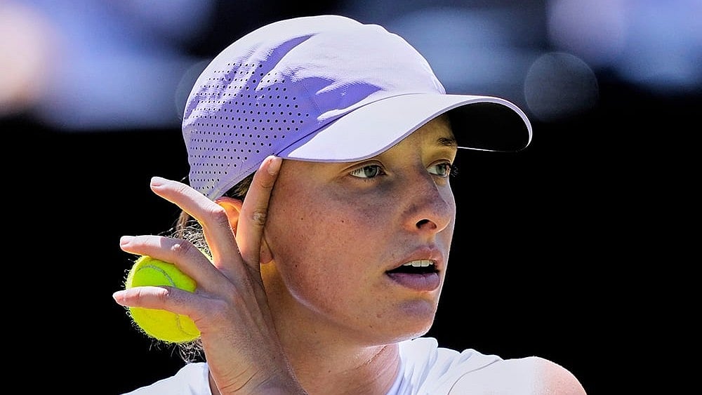 | Photo: AP/Michael Probst : Poland's Iga Swiatek during her quarter-final match against Liudmila Samsonova in Wimbledon 2025.