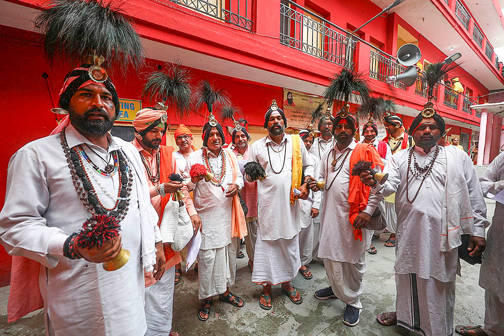 Amarnath Yatra 2025: First batch of pilgrims reach Anantnag
