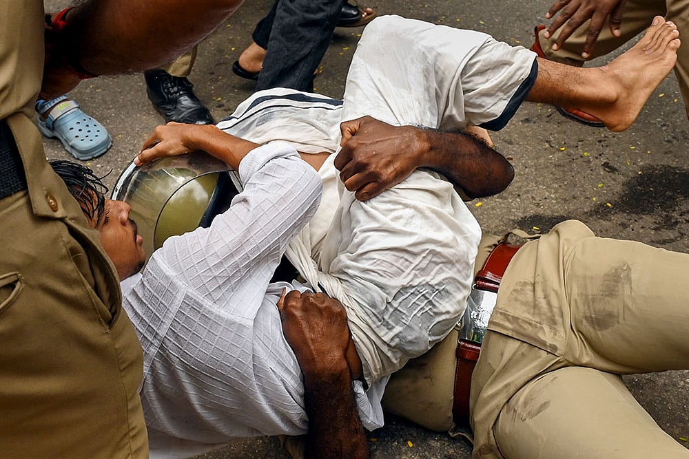 Protest against suspension of Kerala University Registrar