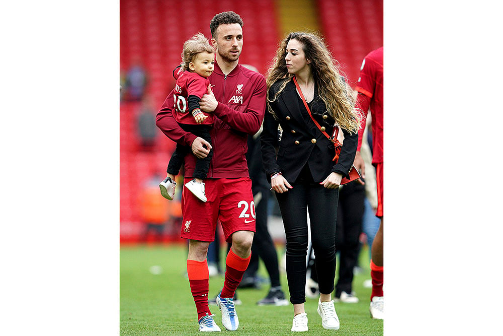 Portuguese footballer & Liverpool forward Diogo Jota died in accident: Diogo Jota with his family 
