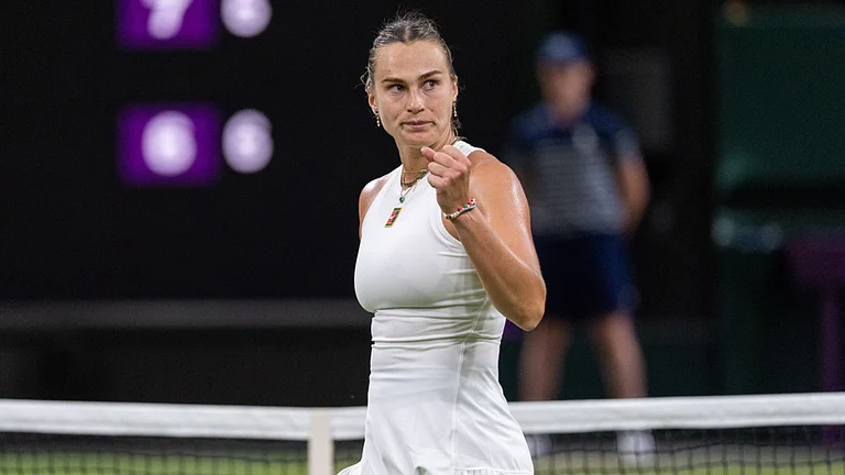 Aryna Sabalenka beats Emma Raducanu at Wimbledon. - null