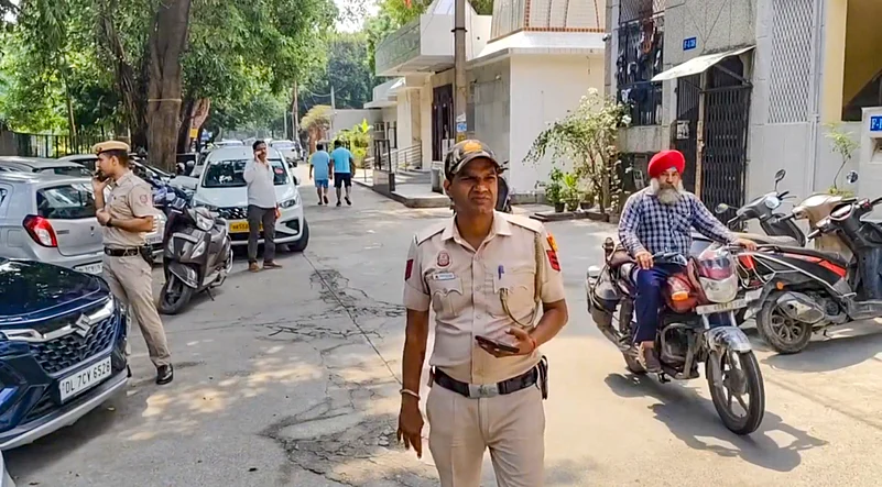 Delhi Police theft, Iranian passenger stolen money, ISBT Kashmere Gate incident