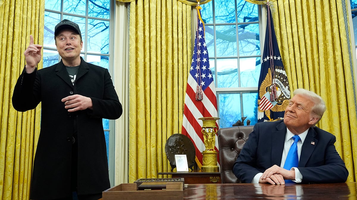 AP : Tech billionaire Elon Musk (L) with US President Donald Trump (R) Before the Fallout |