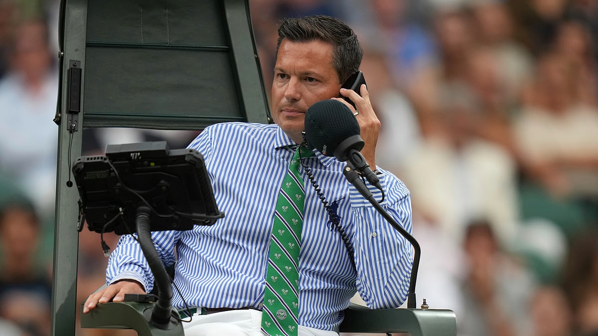  (AP Photo/Alastair Grant) : Umpire Nico Helwerth checks on a line call as Russia's Anastasia Pavlyuchenkova plays Sonay Kartal of Britain during a fourth round women's singles match at the Wimbledon Tennis Championships in London, Sunday, July 6, 2025.