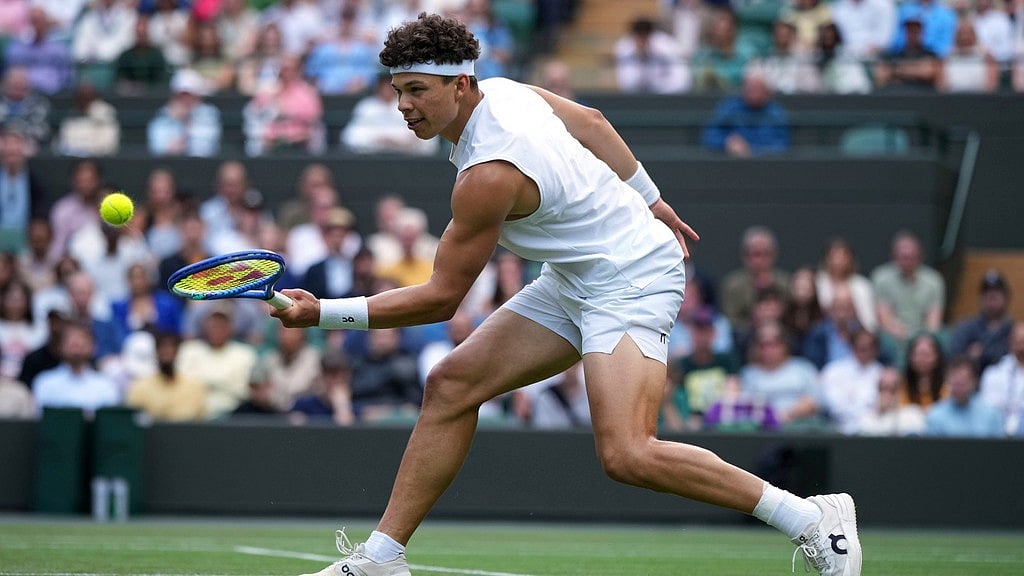 AP : Ben Shelton beat beat Marton Fucsovics in the Wimbledon 2025 men's singles round of 32 to advance.