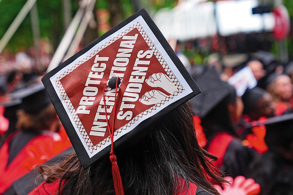 | Photo: Getty Images : Tense Atmosphere:  Students of Harvard University hold a protest against the deportation of 
international students during their graduation ceremony on May 29, 2025