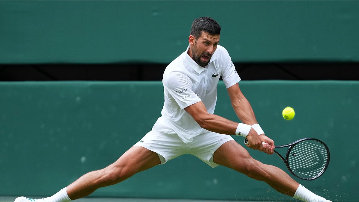 AP Photo/Kirsty Wigglesworth : Novak Djokovic of Serbia returns to Miomir Kecmanovic in the Wimbledon 2025.