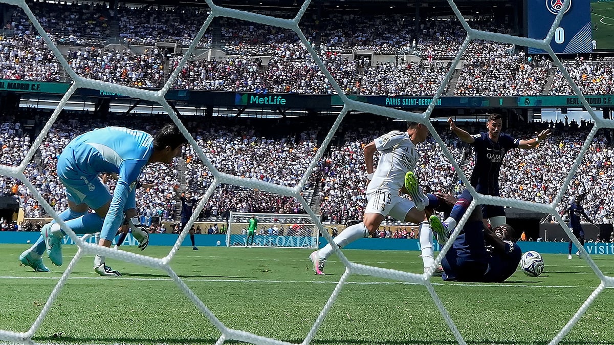Paris Saint-Germain's Fabian Ruiz shoots to score a goal off a rebound against Real Madrid during the first half of a Club World Cup semifinal soccer match in East Rutherford, N.J., Wednesday, July 9, 2025.