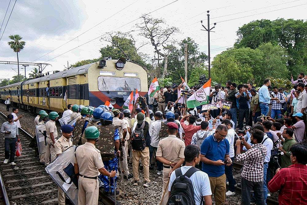 INDIA bloc Bihar bandh against Special Intensive Revision (SIR)_Security personnel